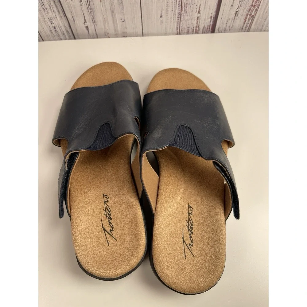 Trotters Roxine Women's Sandal 7 US - Navy